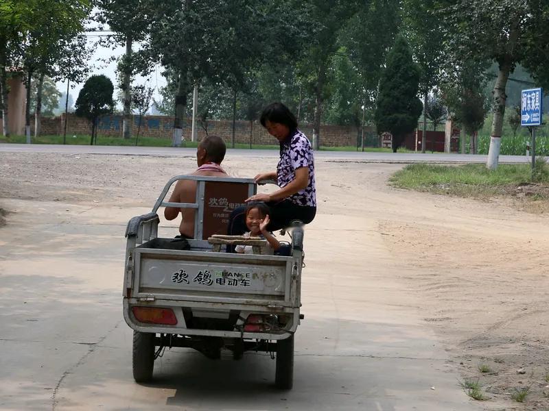 集体工
昔日火热生产队，
社员干活不叫累。
上工号子冲天响，
男女老少欢歌声。