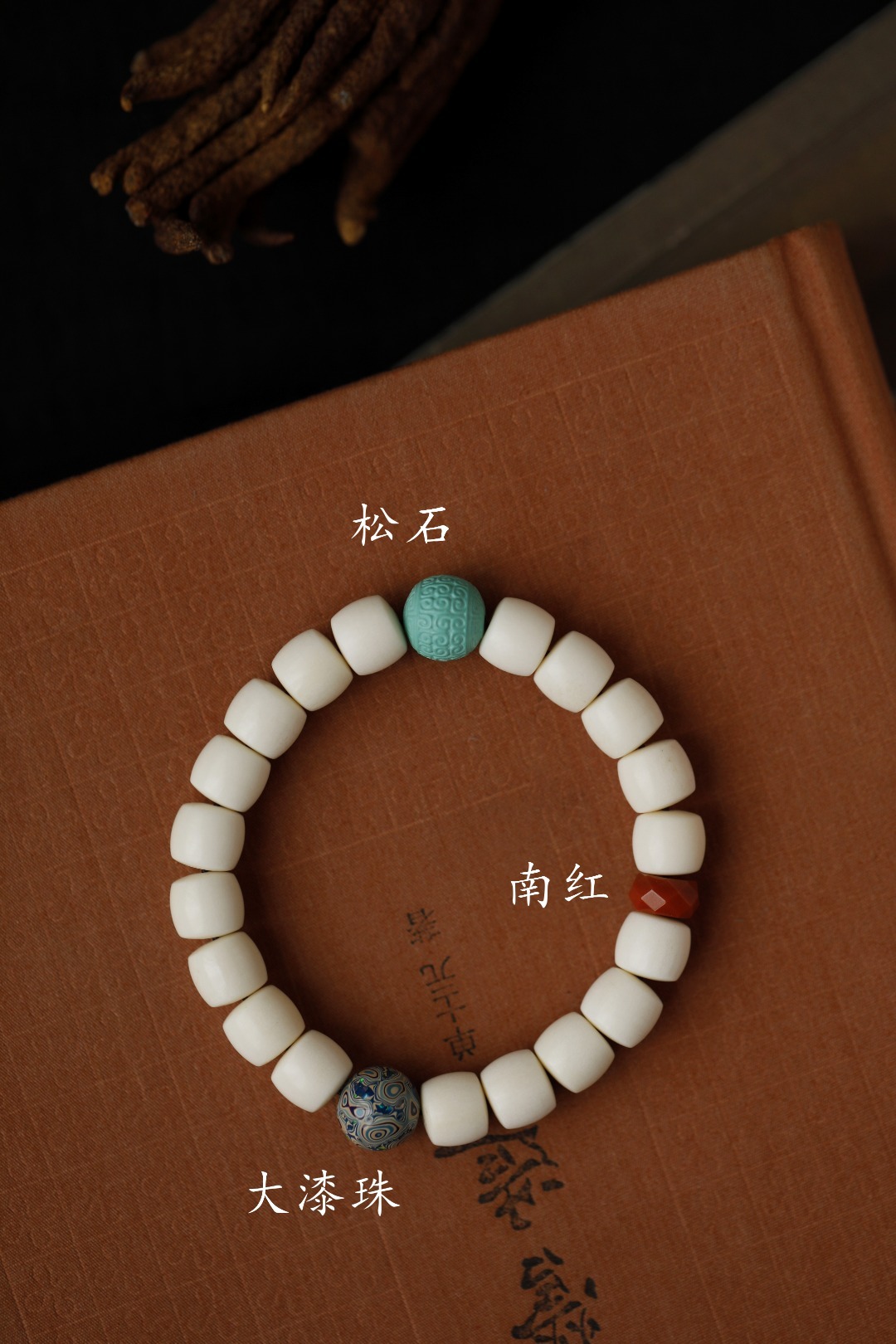 鹿角【蓉秀】8x9mm质洁白如玉，配撞色编绳设计，整体增加层次感，独特亦耐看，春