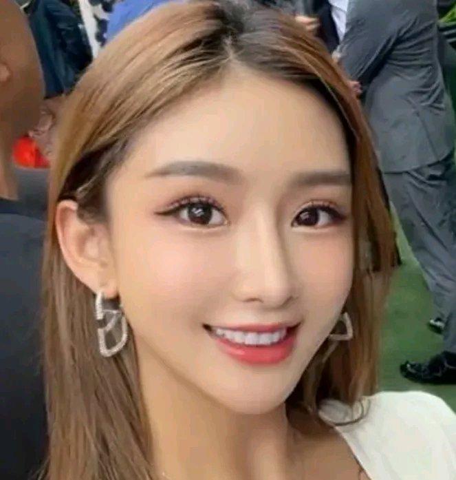 前几天香港网红刘子仪可闹大了。7月1日在沙田马场，她偶遇郭富城夫妇并大方合影。之