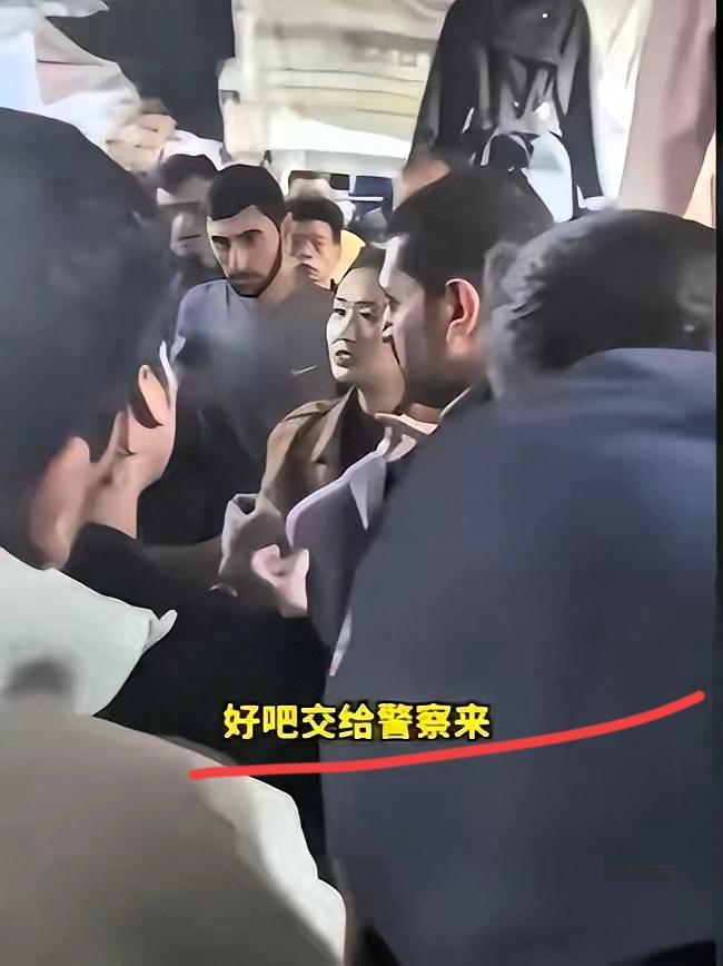 印度旅游团义乌“漏付”衣服这事儿，看了视频真让人五味杂陈！
 
老板娘被十几个人
