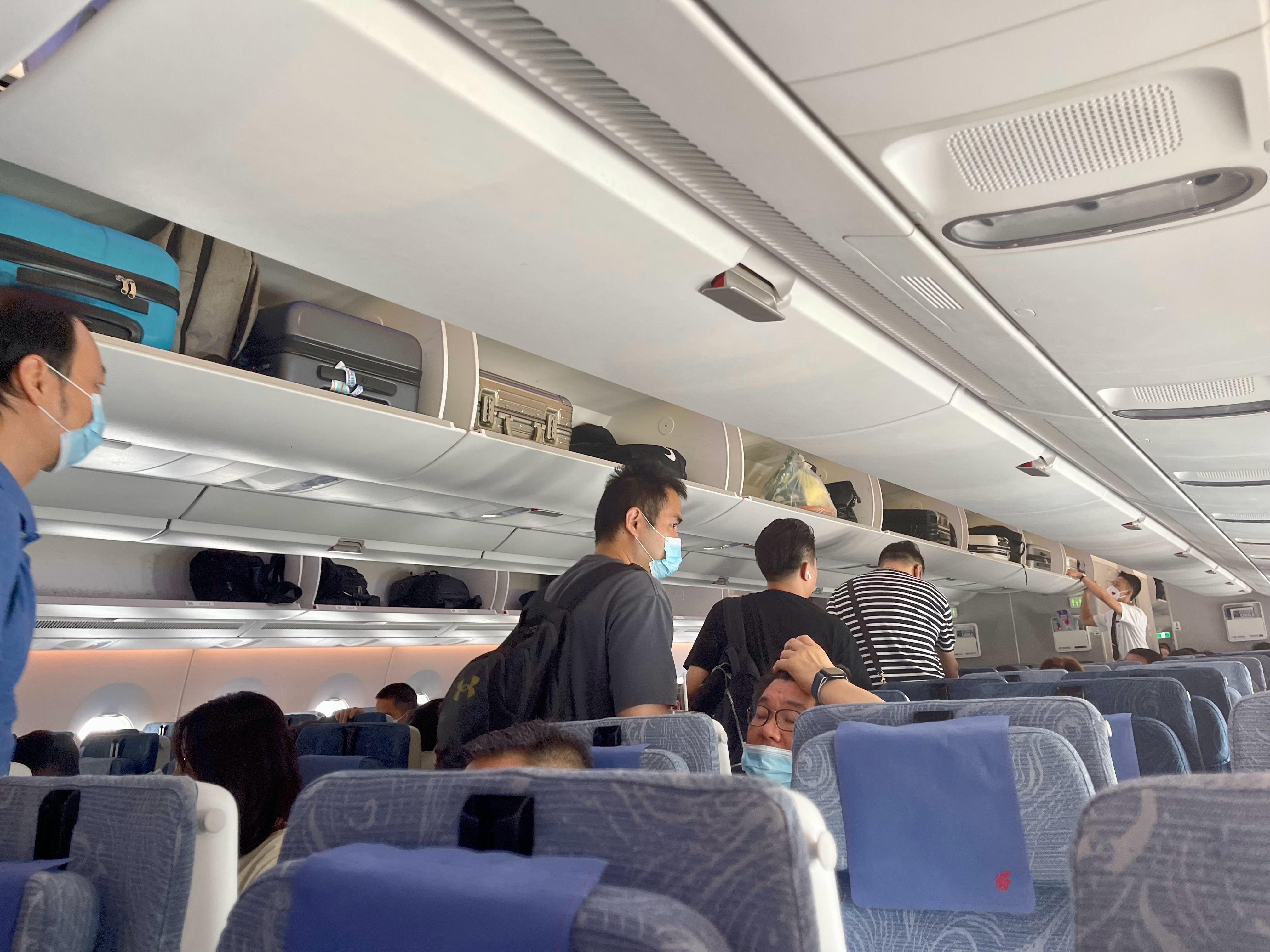登机！中午三小时后到成都 ​​​