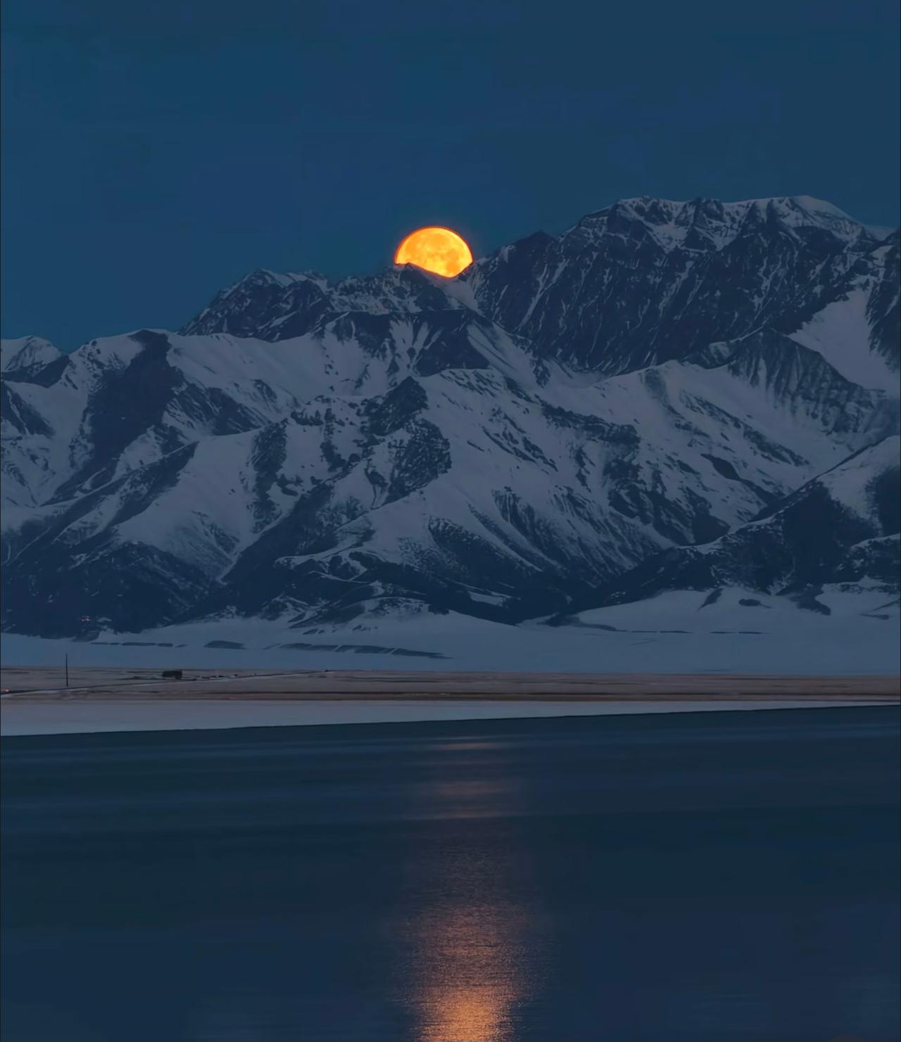 蓝调时刻丨1.3赛里木湖日落实况🌕
快被赛里木湖的满月刷屏了
这画面也太绝了吧