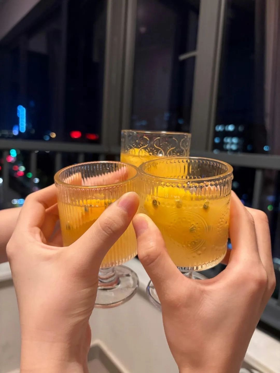 我出真钱 你献假意 算一桩爱情 ​​​
