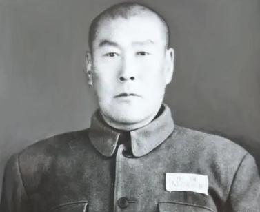 1942年，一个八路军女队员从来不洗脚，却引起了游击队长甄凤山的高度警惕。

这