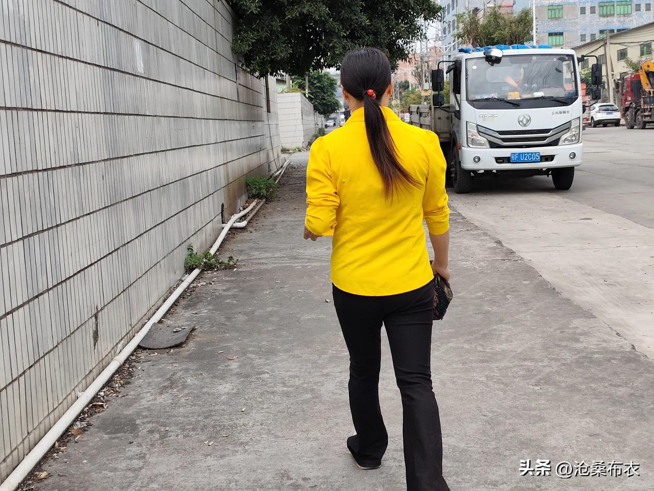 晒图笔记大赛中午下班了去食堂吃饭，走快点，去得早不排队吃热饭，去迟了还得排队，吃