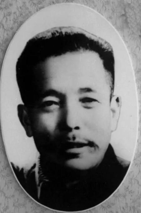 1955年，一个走江湖的男子故意让毒蛇咬自己的舌头，等蛇释放完毒素后，他竟一口咬