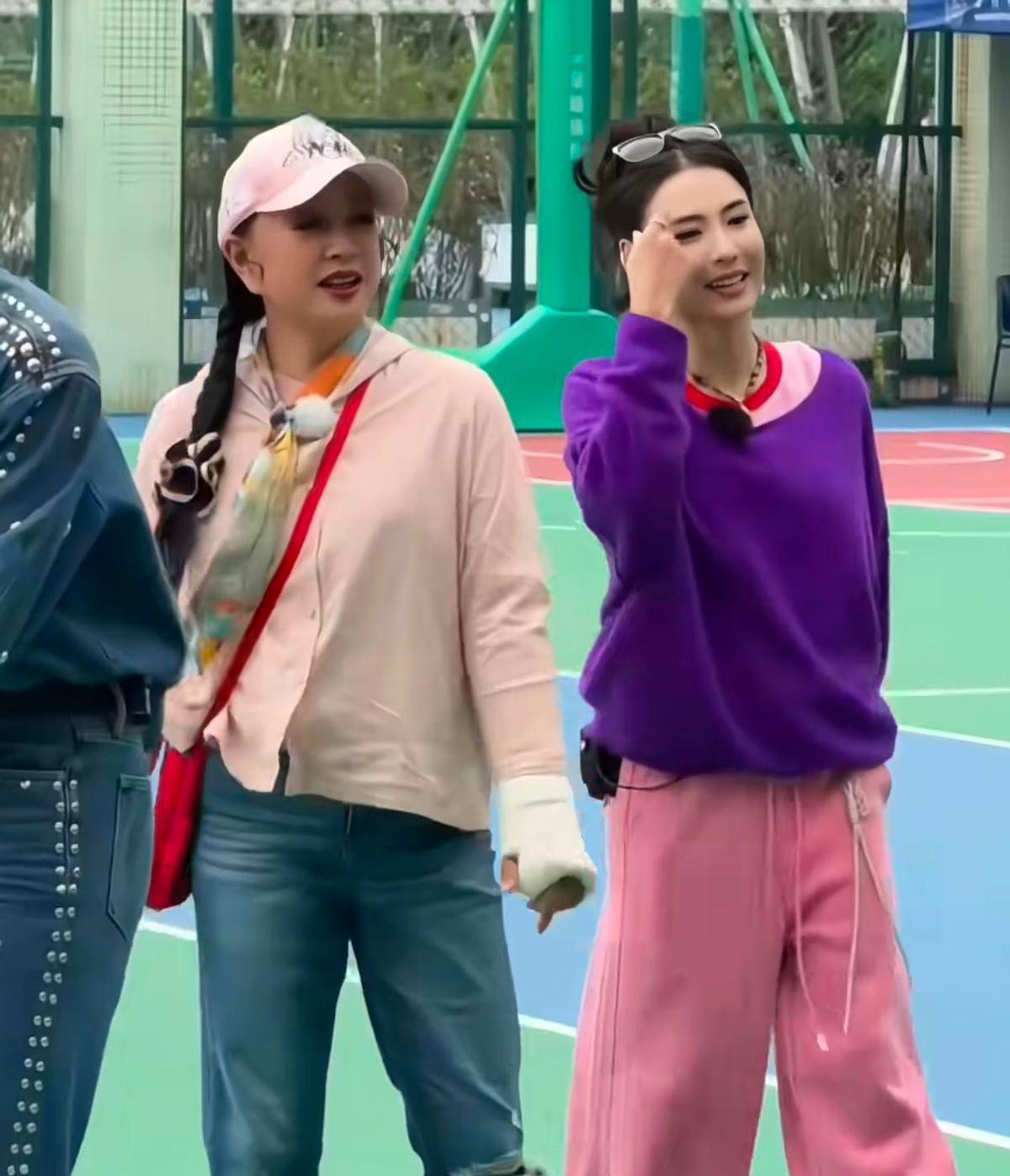 张柏芝那身彩虹毛衣，最近真是聊得挺火。
旁边站着刘晓庆，那对比简直了。
很多人都