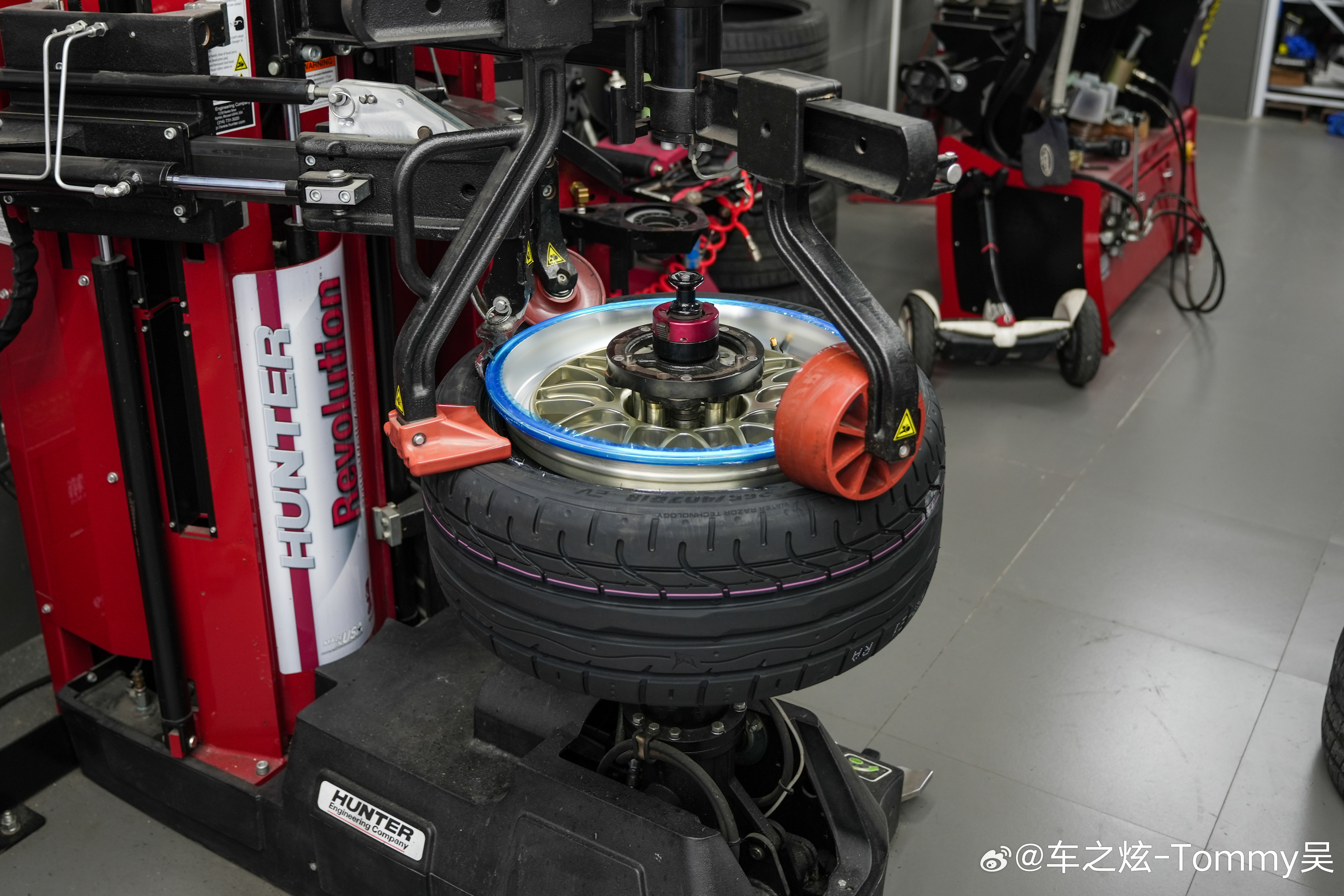 宝马M3 轮毂升级卫途轮胎/策锐定制锻造18寸轮毂通过Hunter道路力动平衡机