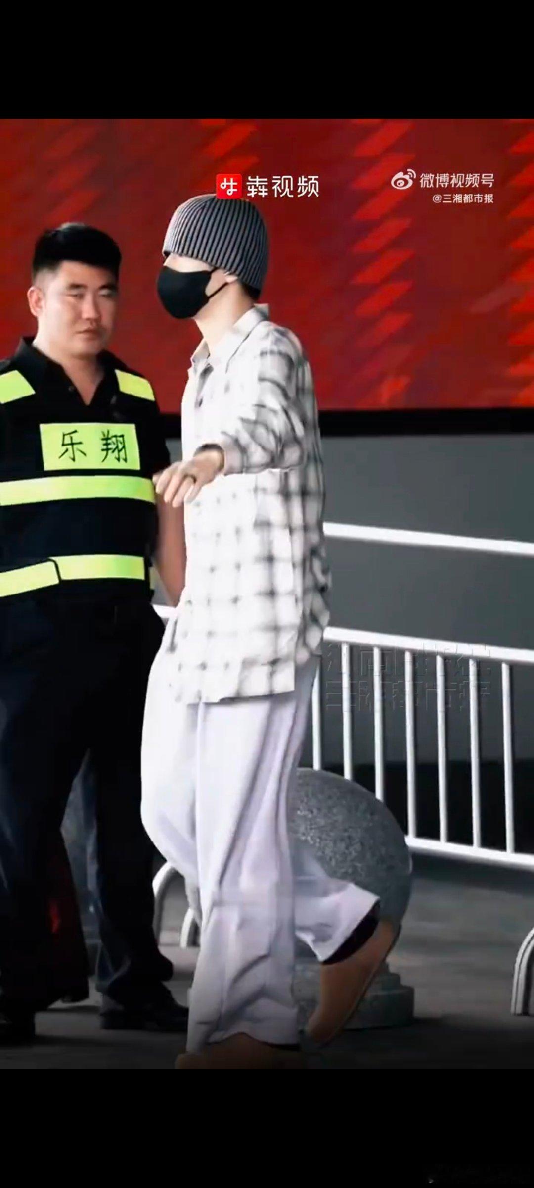 王安宇抵达长沙录制综艺 王安宇穿格子衬衣松弛感满满今日长沙机场的亮点！王安宇穿格