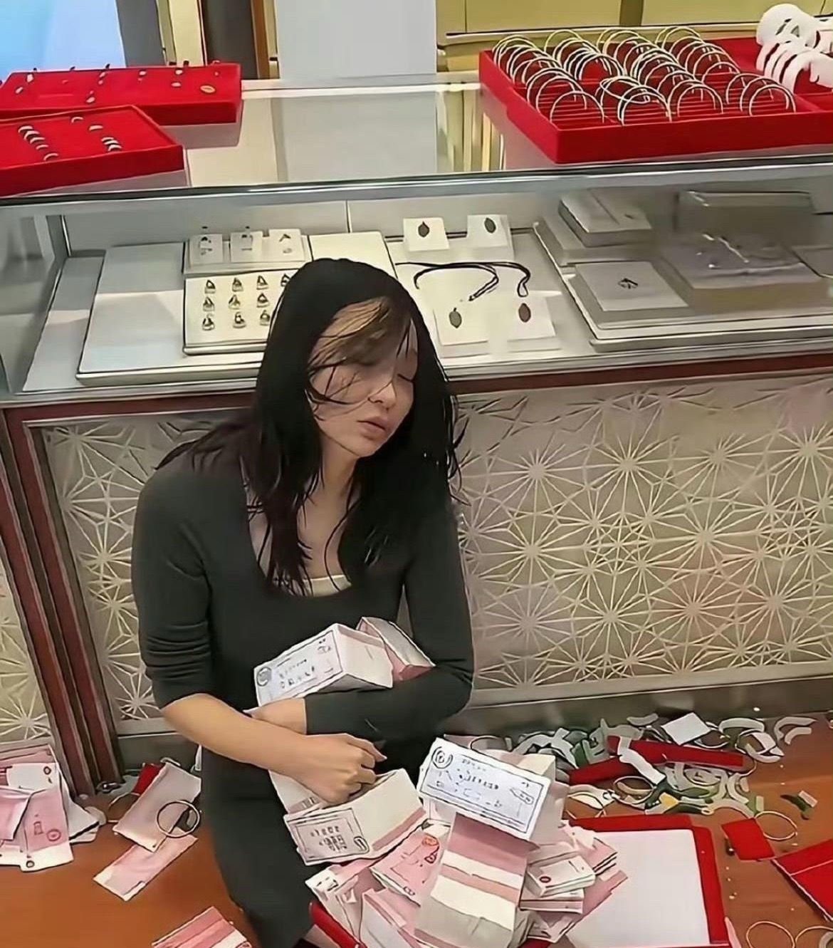 砸了这么多这得赔多少啊 