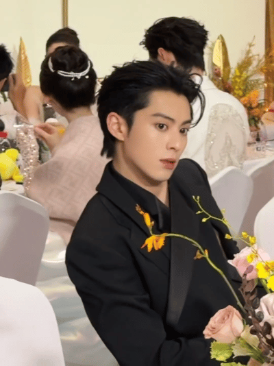 王鹤棣王鹤棣这脸吧不能单说他帅，真是少有的紧到极致的皮贴骨多余的皱纹一点都没有，