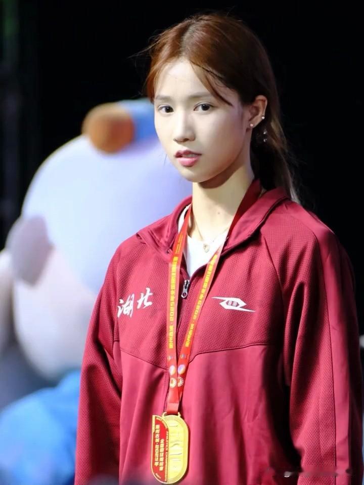 眉清目秀的邵雨琪应该是中国田径届排名前二的最美女孩吧？

邵美女不仅成绩斐然，而