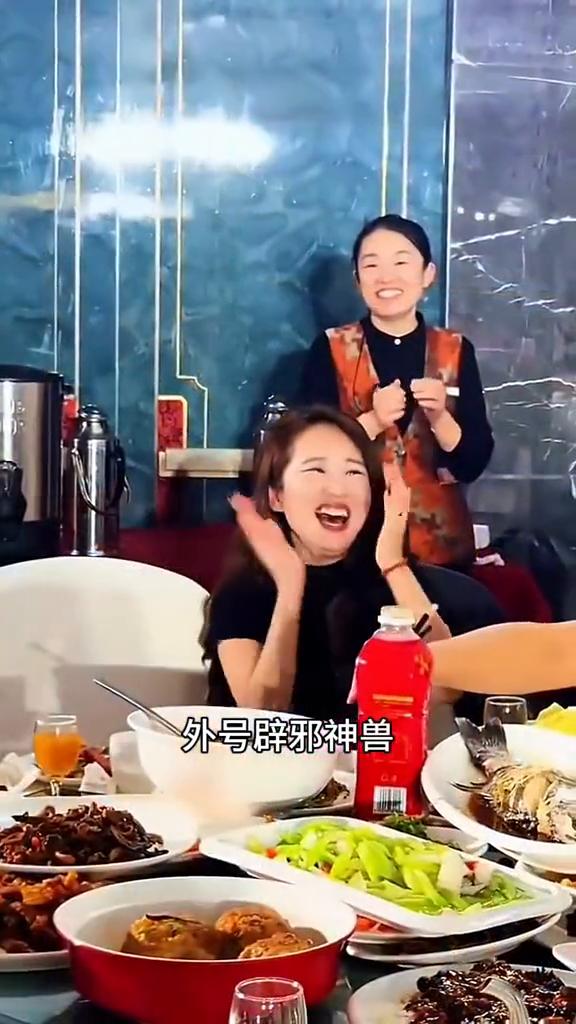 我的头鬼见愁，驴脸比我都清秀，皮肤黑的像煤球，外号辟邪神兽。我抬头泪直流，感觉月