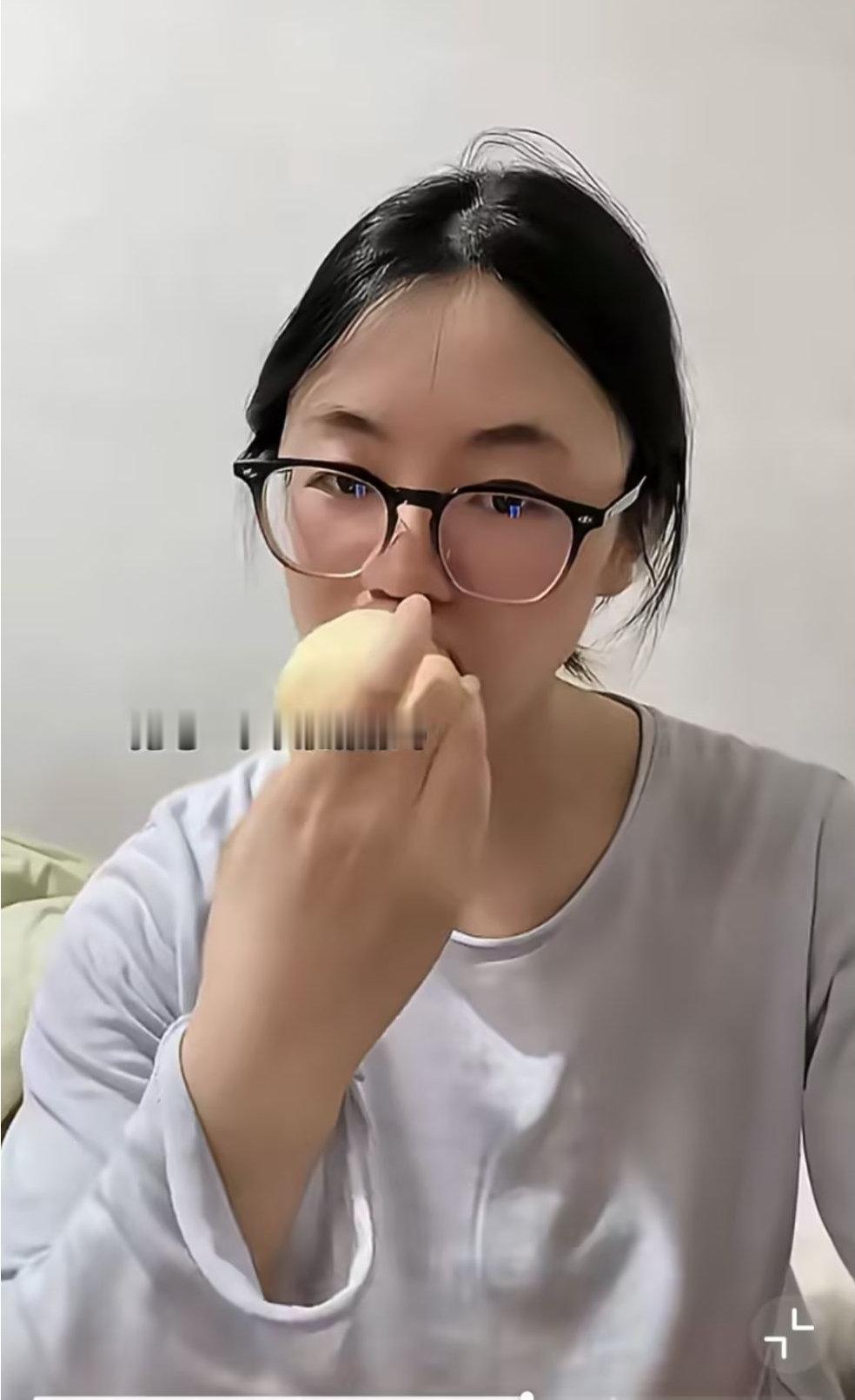 26岁女孩为治抑郁扫大街：药减了，心轻了，不拼了 