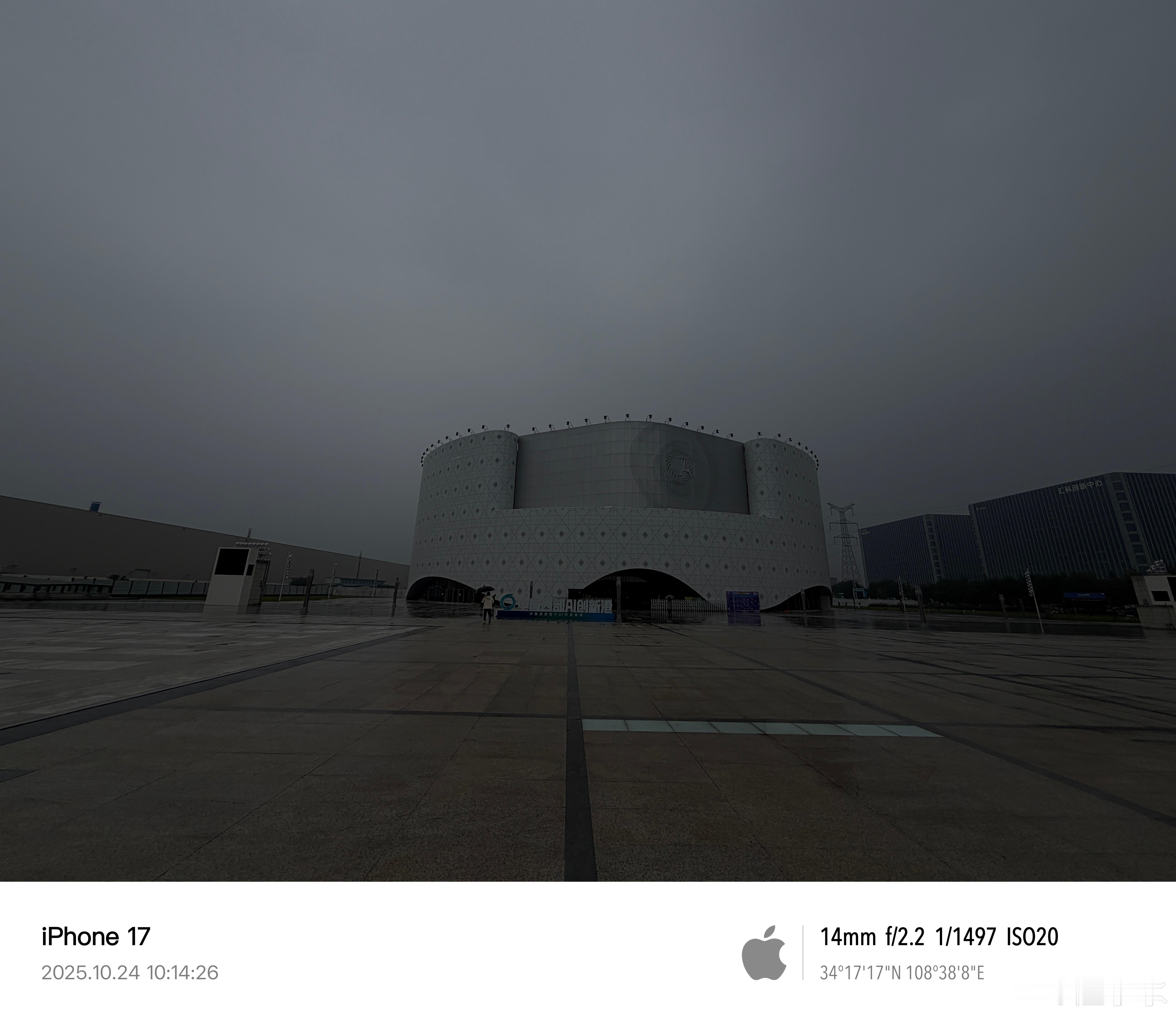 咸阳打卡新地标 发现一家超酷的AI创新港！就在咸阳高新区创业广场，圆建筑设计居然