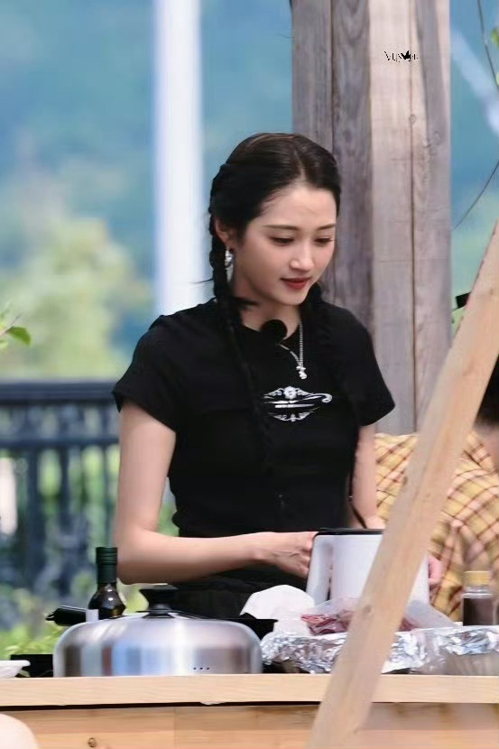 关晓彤驰援广西灾区默默做好事不张扬，这份善良真的藏不住。这才是偶像该有的样子，行