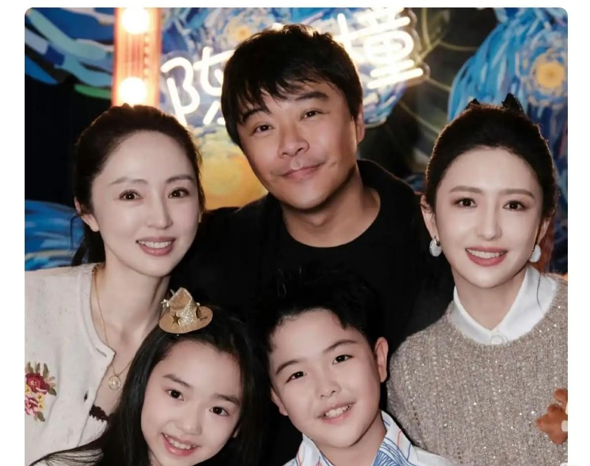 佟丽娅为儿子朵朵聚办了生日聚会，好友董璇带着女儿也参加了，没想到陈思诚居然还占到