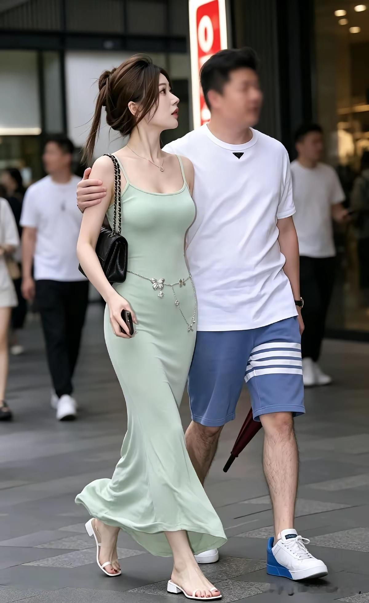 男人衣服普拉达大概一万，短裤TB大概5000， 手表、手链看不清，这就是男子有实