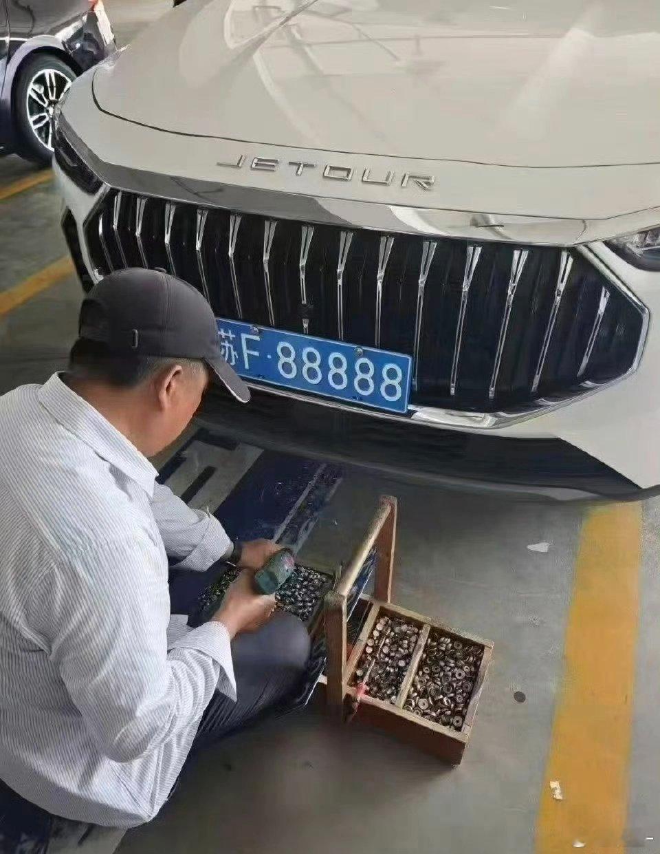 女车主摇中88888车牌有人现场出价110万真是摇中的啊，这运气也是没谁了捷途x