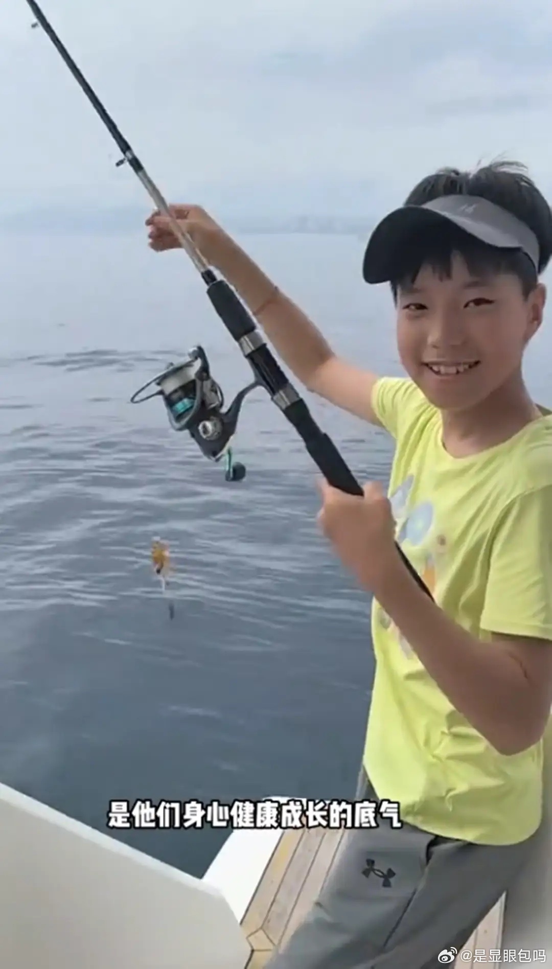 张晞临一家四口海南度假，朱敏露面，退圈10年身材发福胖到150斤！ 