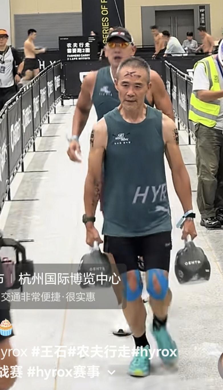 七十五岁的王石，提重物农夫行走，我一个三十八岁的，佩服的五体投地。就人家这体力，