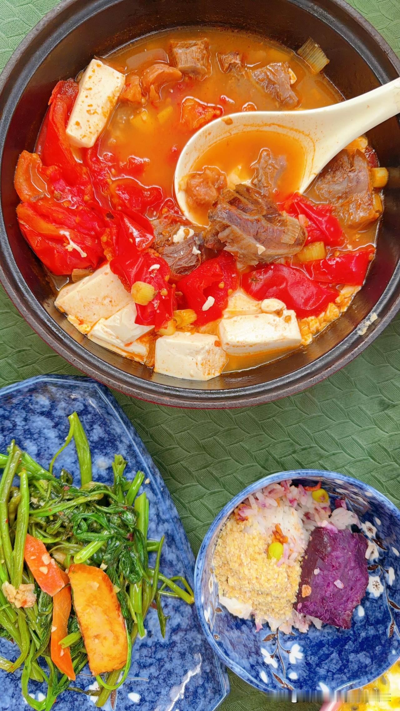 番茄牛肉炖豆腐，豆腐干炒空心菜，五常稻花香米饭紫薯小麦胚芽。无糖无代糖真零酸奶，
