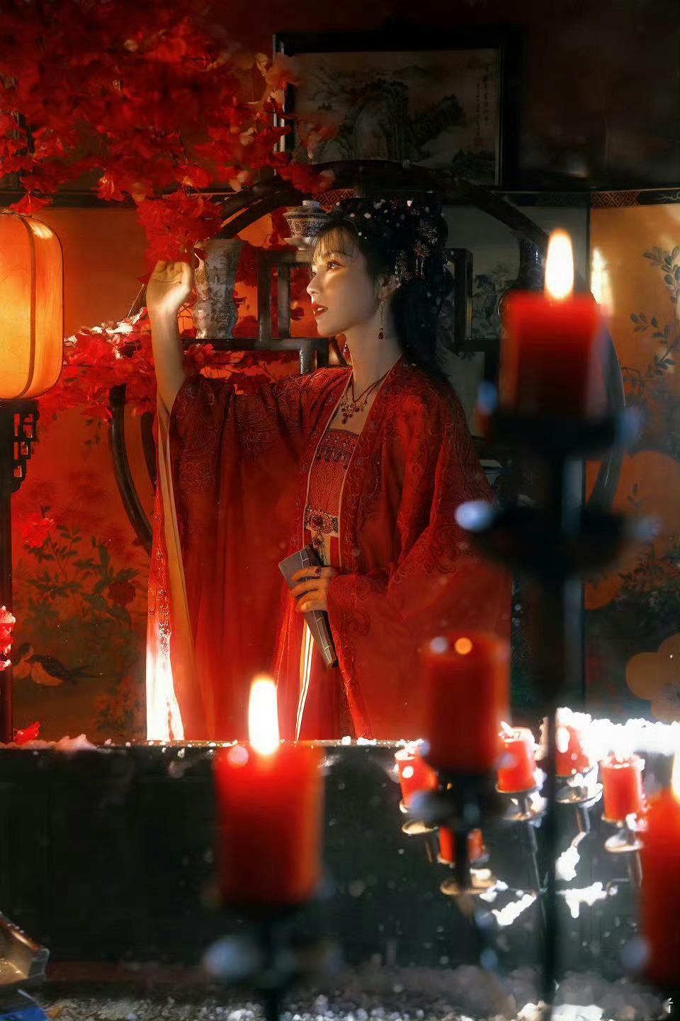 临安公主写真  在夏弃疾的镜头下，田曦薇的临安写真宛如一幅绝美的画卷。那红袖添香