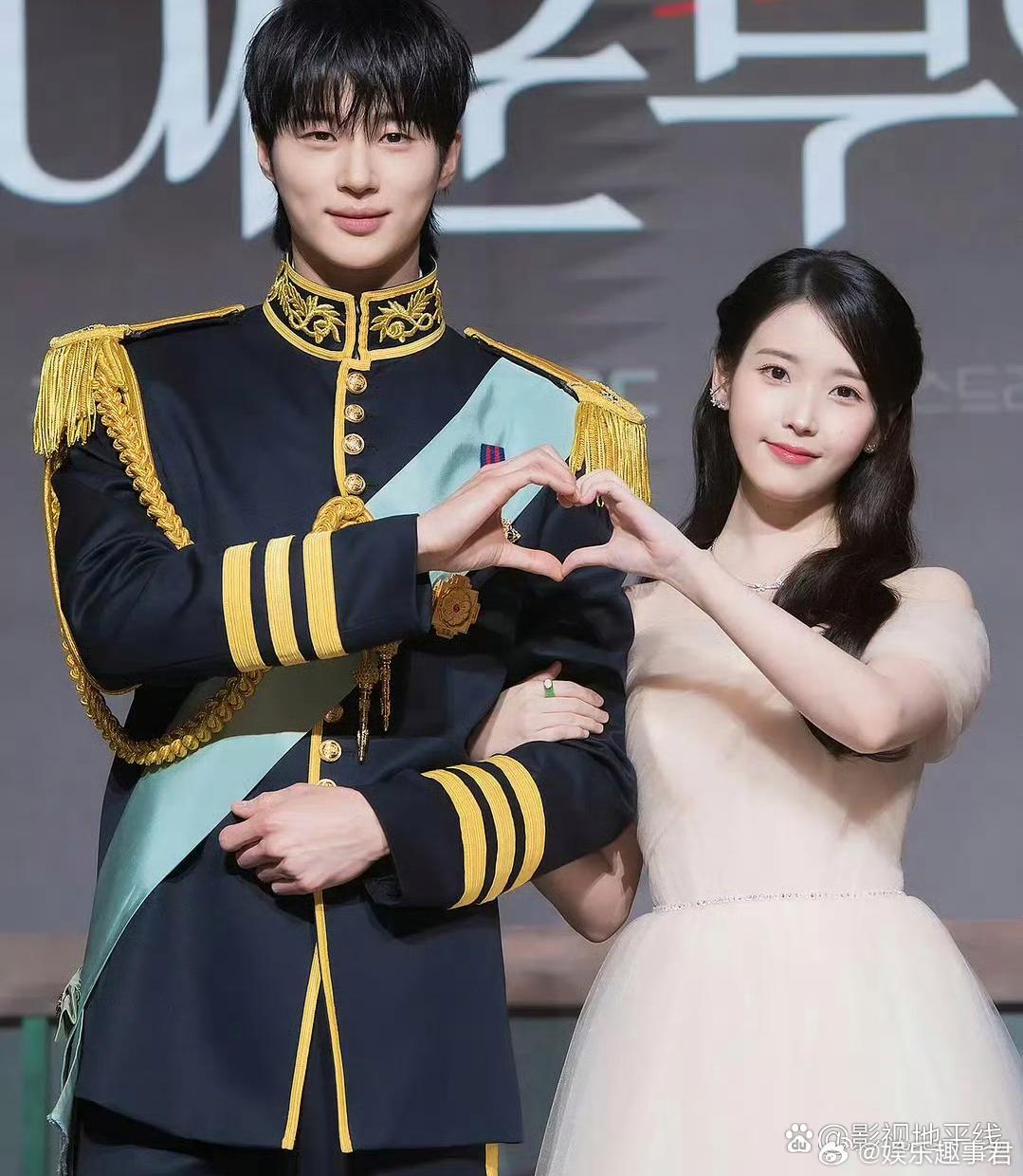 IU、边佑锡今日出席新剧《21世纪大君夫人》发布会，两人复刻剧中造型，同框比心。