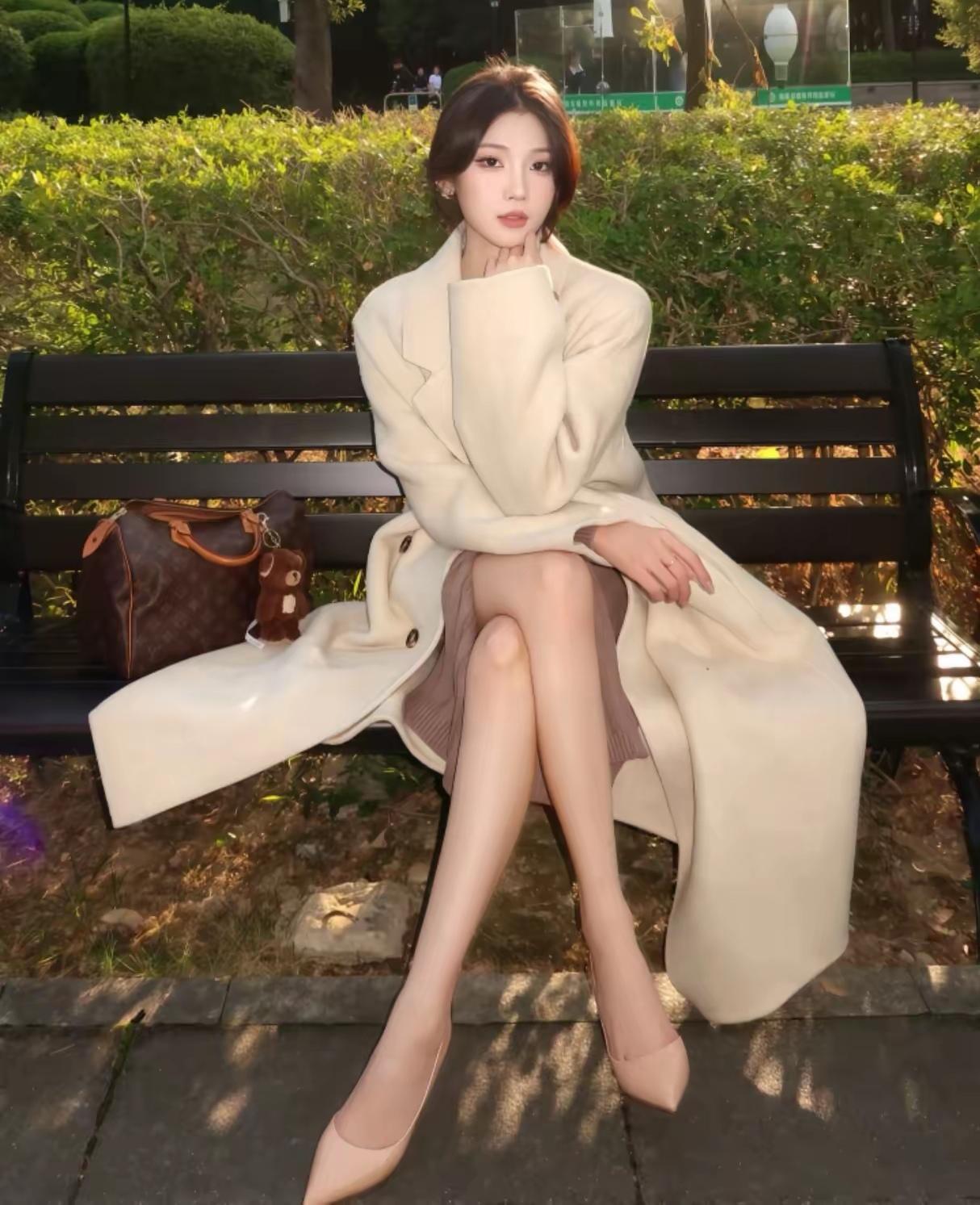 爱自己的明媚，也爱自己的破碎。