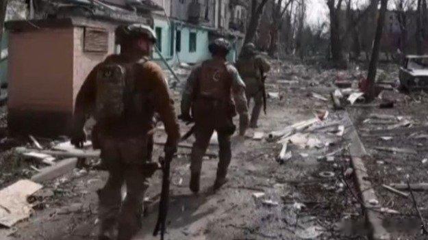 凤凰新闻【俄无人机拍到红军城内部情况，乌方称形势艰难但仍在坚守】据凤凰卫视报道，