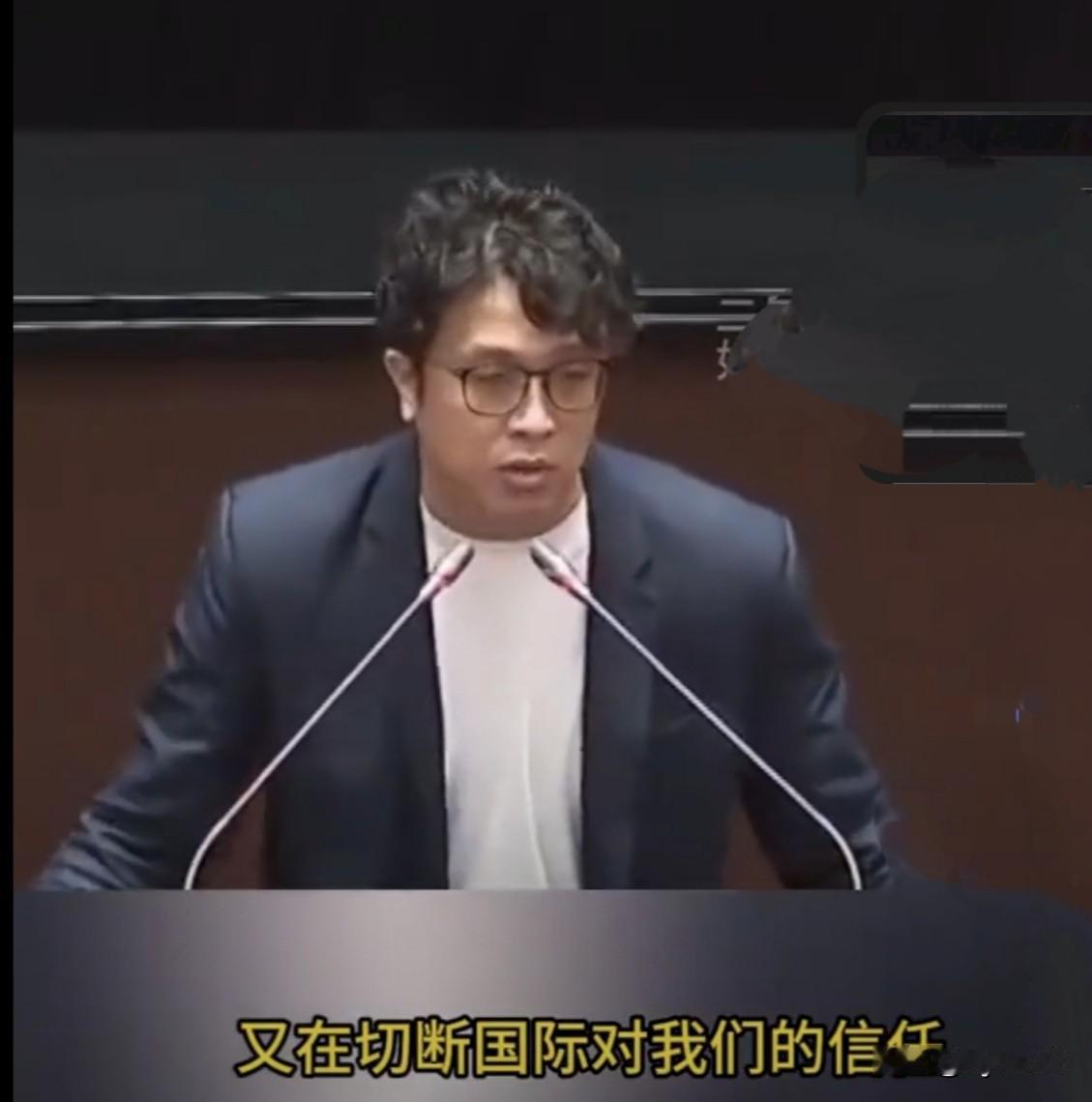蓝白营已经通过了7800亿的台军购，民进党的沈伯洋还是觉得不满意。他气急败坏的说