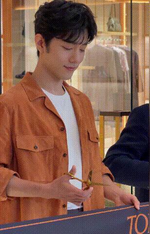 肖战叠彩头肖战剪彩后把彩头叠好肖战剪彩活动，剪彩后把彩头叠好，还是那个爱整整齐齐