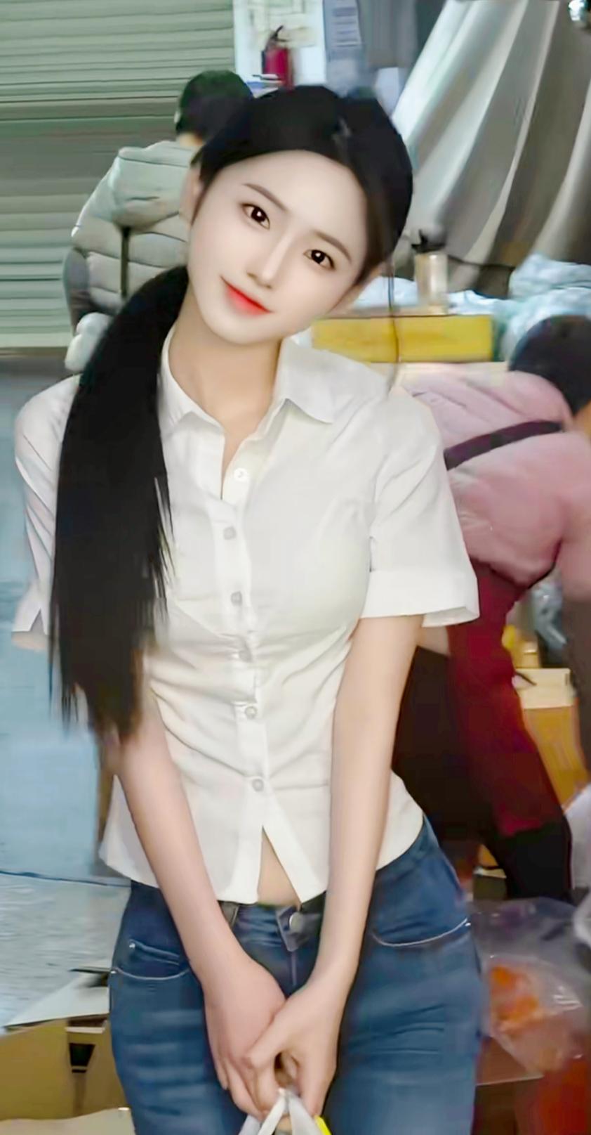 白衣飘飘，笑语盈盈。