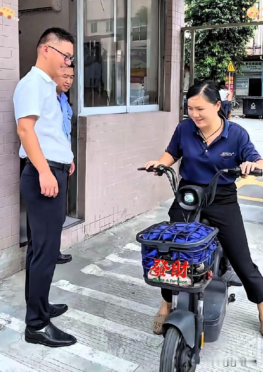 格局真大！上班都过了20分钟，一女员工才匆匆赶到厂门口。结果一抬头，好家伙，老板