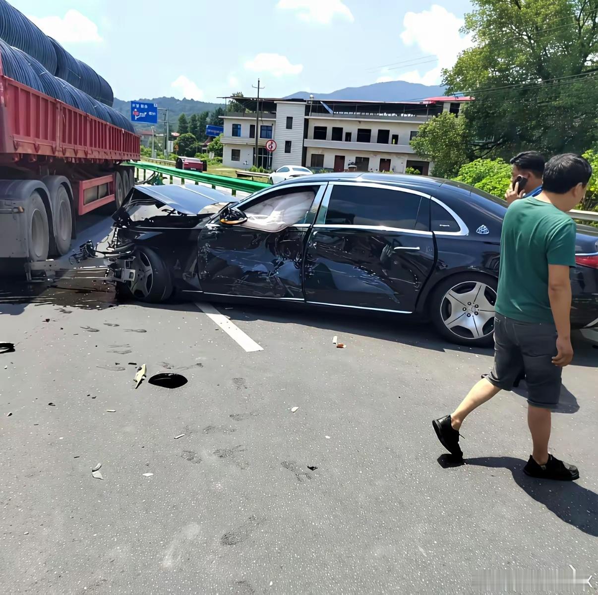 保险公司估计要赔不少，就算是奔驰迈巴赫遇到大货车，也要悠着点，现在大货车的保额都