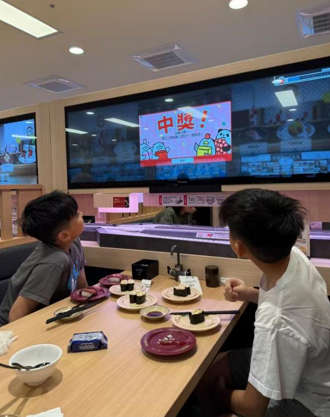 晒出的照片里，辣妈陈若仪一如既往的漂亮动人，哪怕已经年满42岁，依旧非常显年轻，