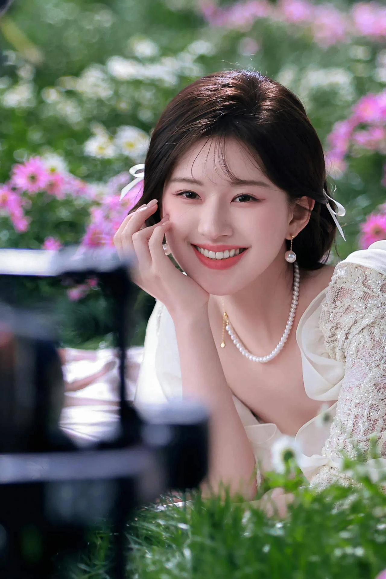 演员，赵思路说，我小时候妈妈对我很严格，她说女孩子要靠自己，我回成都也是在我自己