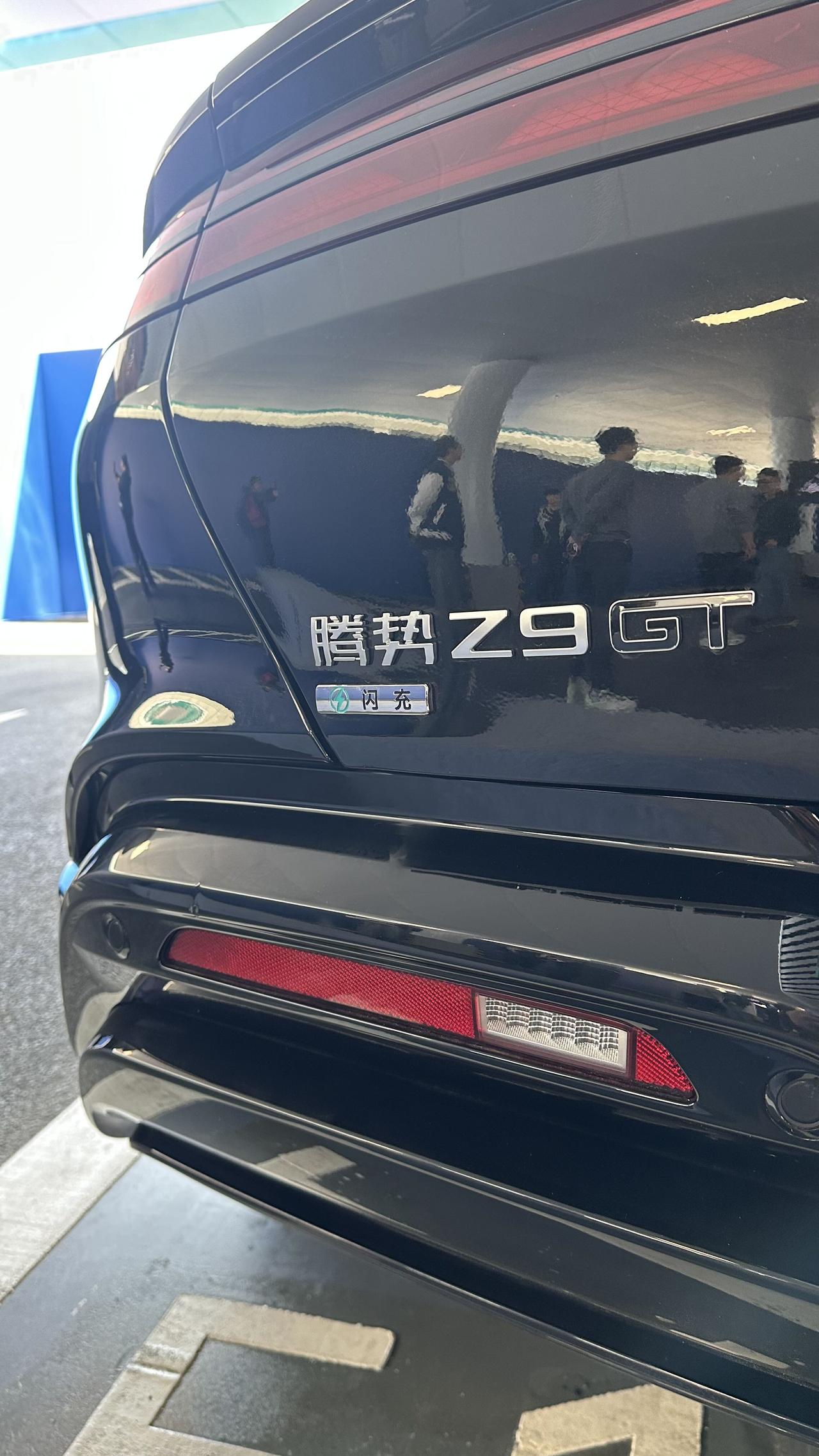 以后买比亚迪车要认准“闪充”标志了，5分钟10%充电到70%，9分钟10%到97