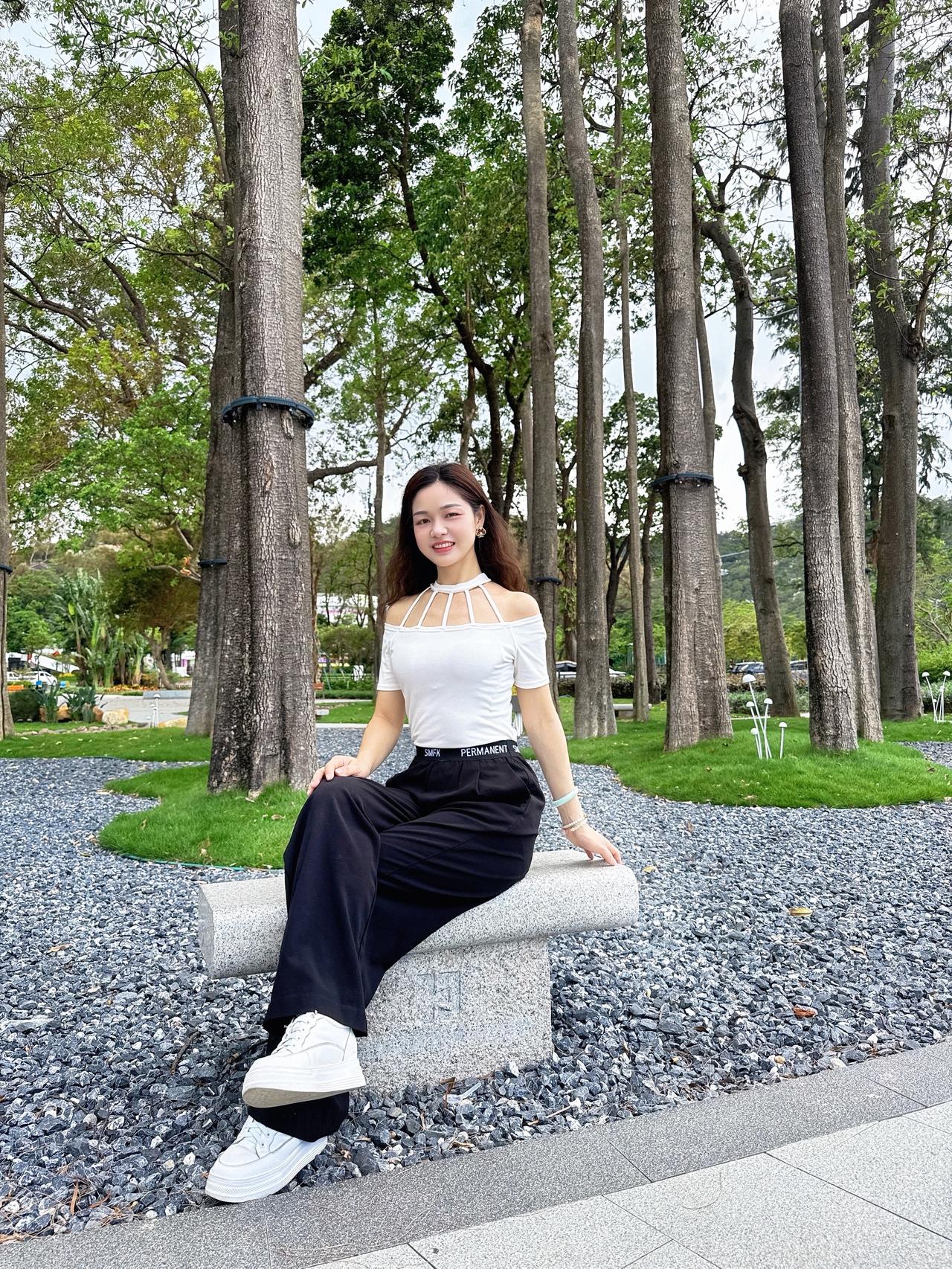 待我了无牵挂，从此归隐天涯。深山老屋为家，远离都市繁华。忙时修篱种花，闲时三五好