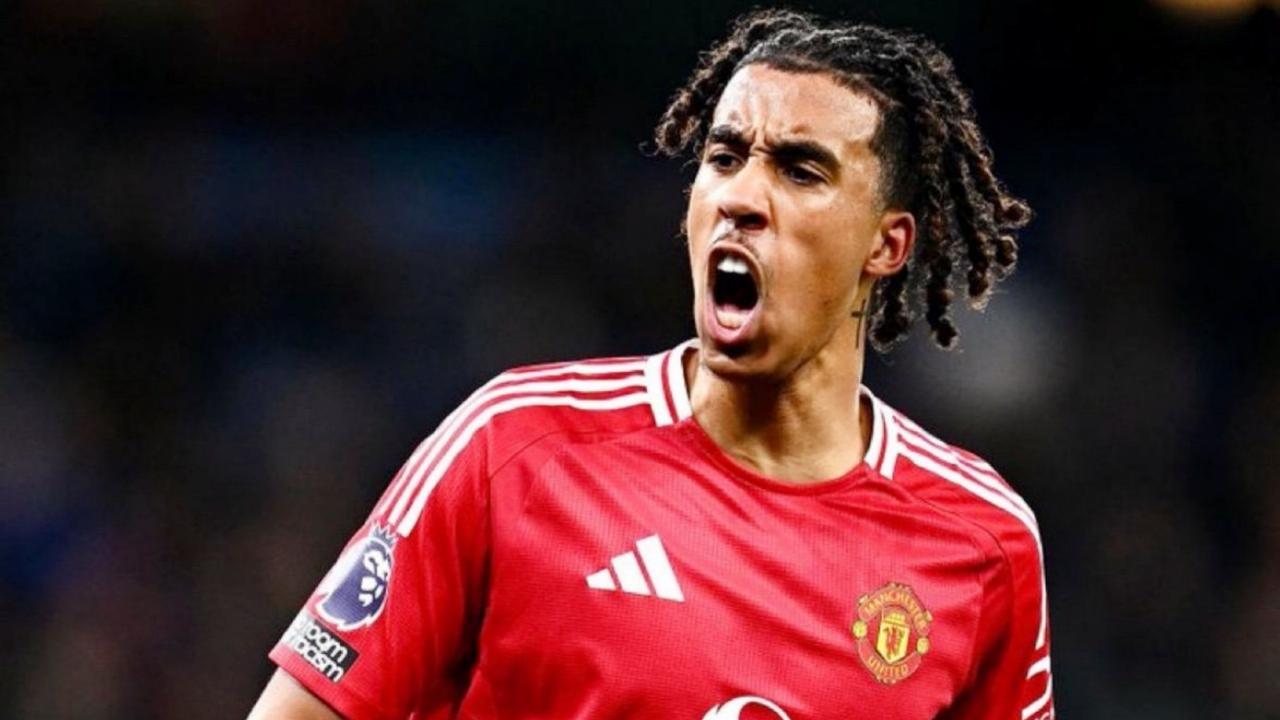 约罗并未随队前往伦敦，他将缺席曼联客场挑战切尔西的比赛。
目前尚不清楚他的伤势有