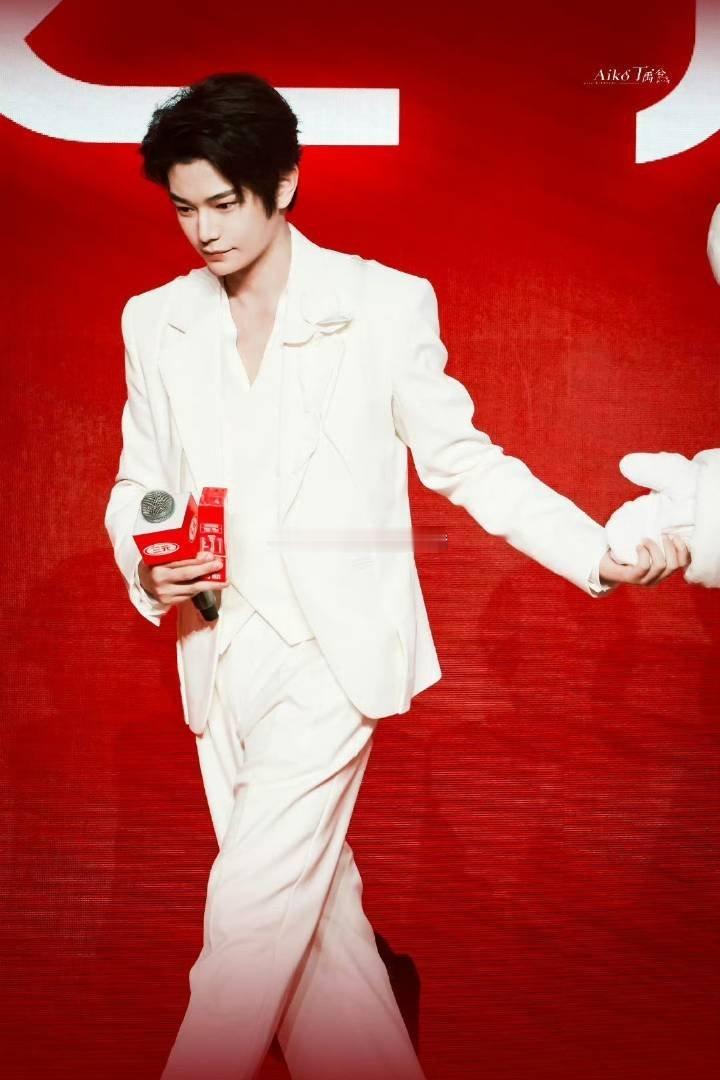 俩萌物 小天使丁禹兮又在扶人啦