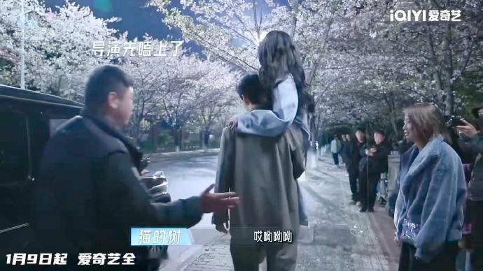 陈星旭单手扛肩抱卢昱晓陈星旭安全感的男友力 陈星旭安全感的男友力，陈星旭单手扛肩