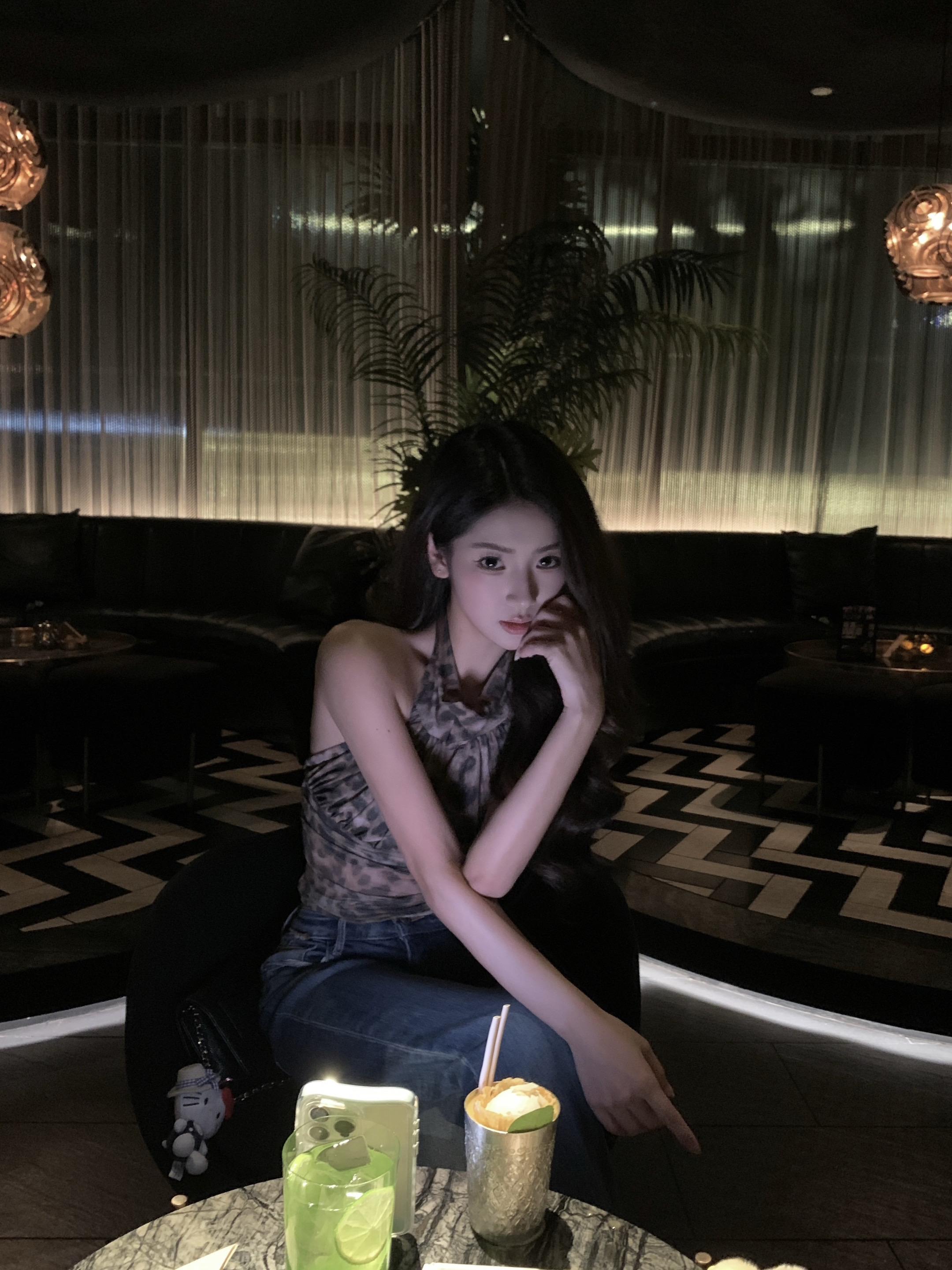 拍照姿势 日常生活 黑色系穿搭 御姐 拍照