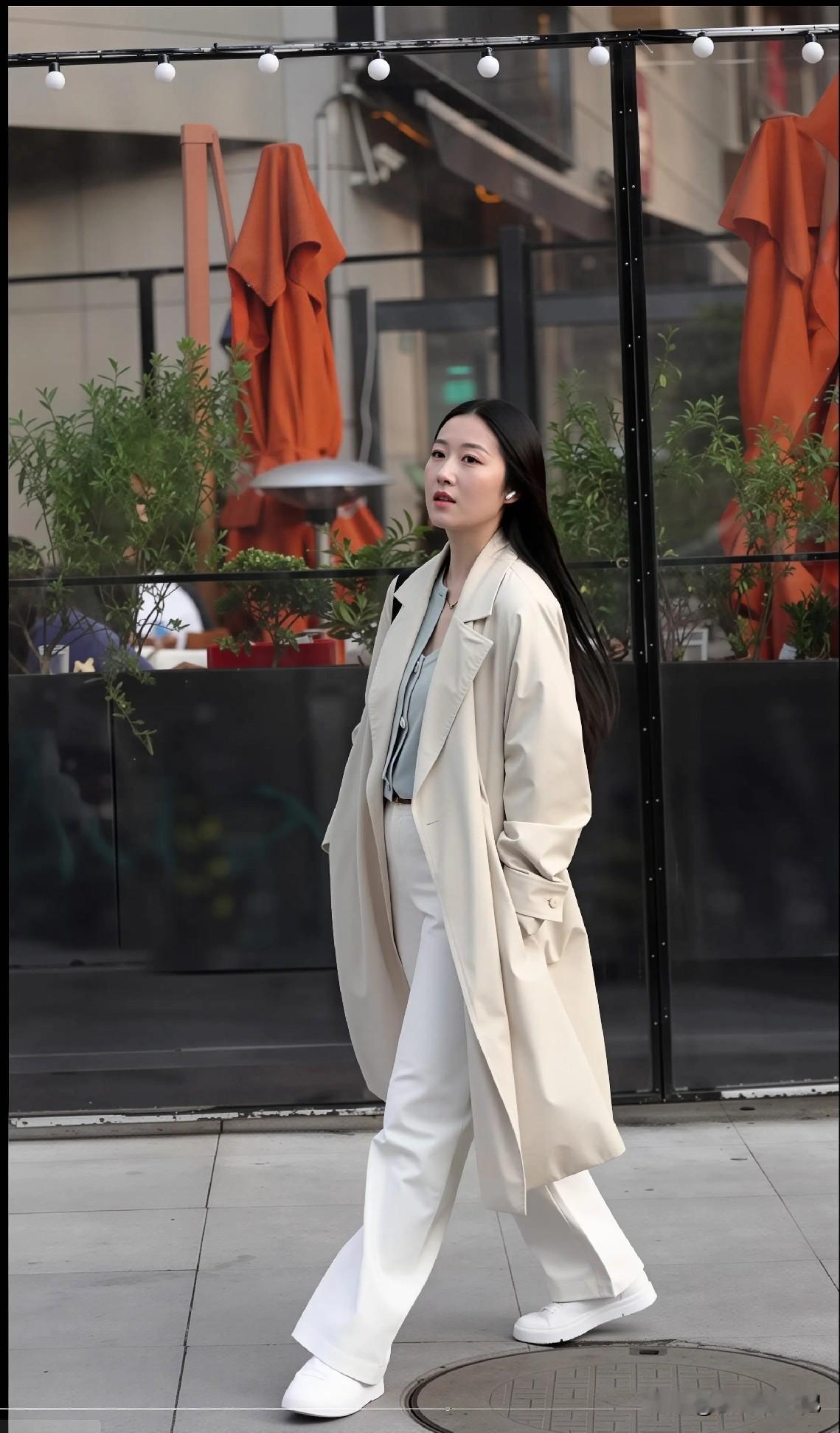 微胖/梨形姐妹听我一句劝：春装别乱买，这套可以先试。

米色风衣+白色阔腿裤，是