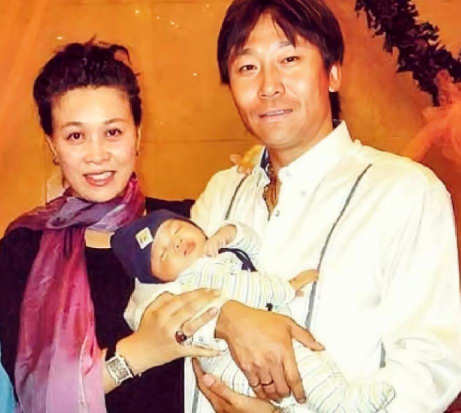 2001年，正在重庆踢球的高峰得知王纳文怀孕的消息，他本就不安分的头发顿时更加炸