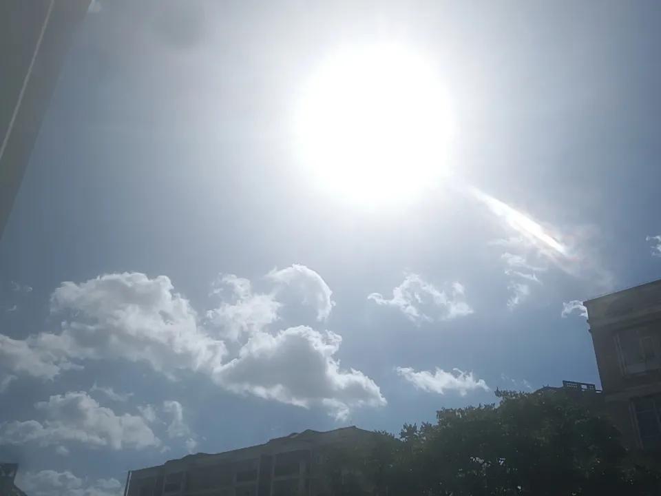 今天天气很好，晴空万里，又是周末，很适合带娃出去游玩，但是要注意防晒，戴好帽子。