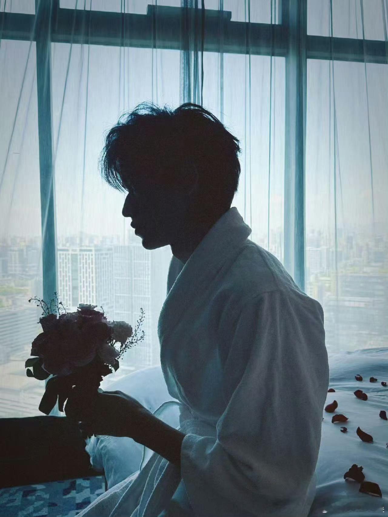 宋亚轩浴袍捧花照宋亚轩七夕卡点营业宋亚轩七夕卡点营业，浴袍捧花照，[开学季][开