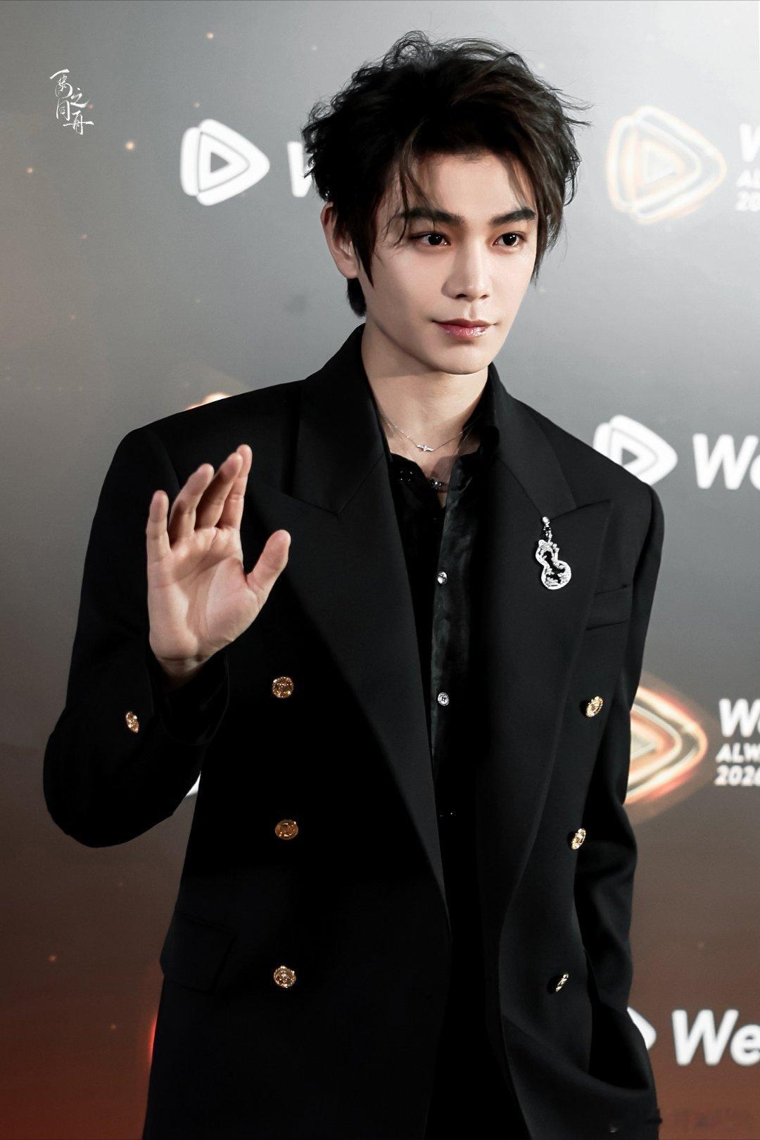 dyx  “你在舞台，我在人海，见你，是顶级浪漫”