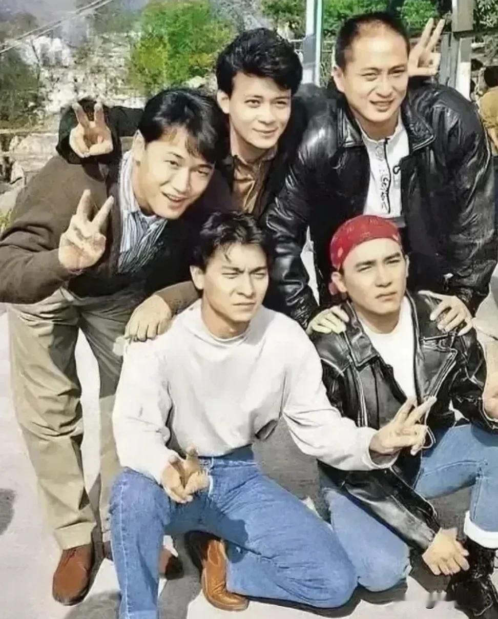 五虎里面最帅的永远是刘德华，不得不说，梁朝伟年轻时就一脸忧郁了！
