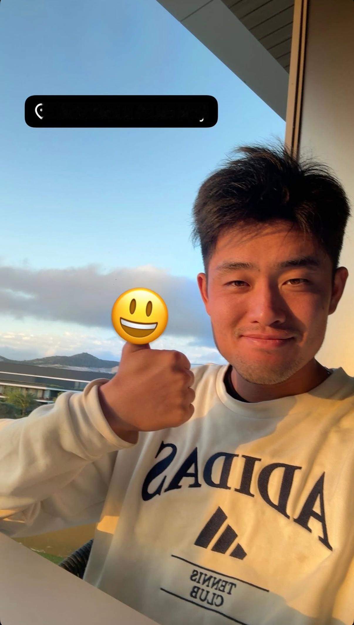 【去了的都说好】吴易昺在社交媒体晒出自拍，表示自己正在纳达尔网校训练备战法网，祝